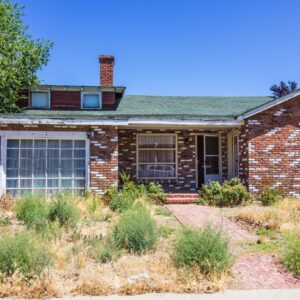 Home with a dead, unkempt front lawn
